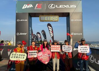 大鵬灣鐵人賽步步有愛 捐助華山東港「到宅服務車」 百歲啦啦隊到場應援2025 LEXUS LAVA 大鵬灣鐵人賽