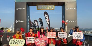大鵬灣鐵人賽步步有愛　捐助華山東港「到宅服務車」 百歲啦啦隊到場應援2025 LEXUS LAVA 大鵬灣鐵人賽