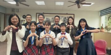 東華附小「以蹼力進」勇奪全國65屆科展第三名及康寧創新獎   康寧副總李紹康親頒專屬金屬獎章