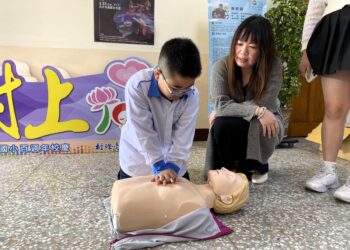 村上小學生陪著父親學防災 8歲成為小小防災士