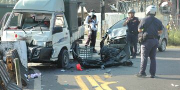 獨/8點尖峰突傳巨響!旗山街頭兩車猛力追撞驚動全區