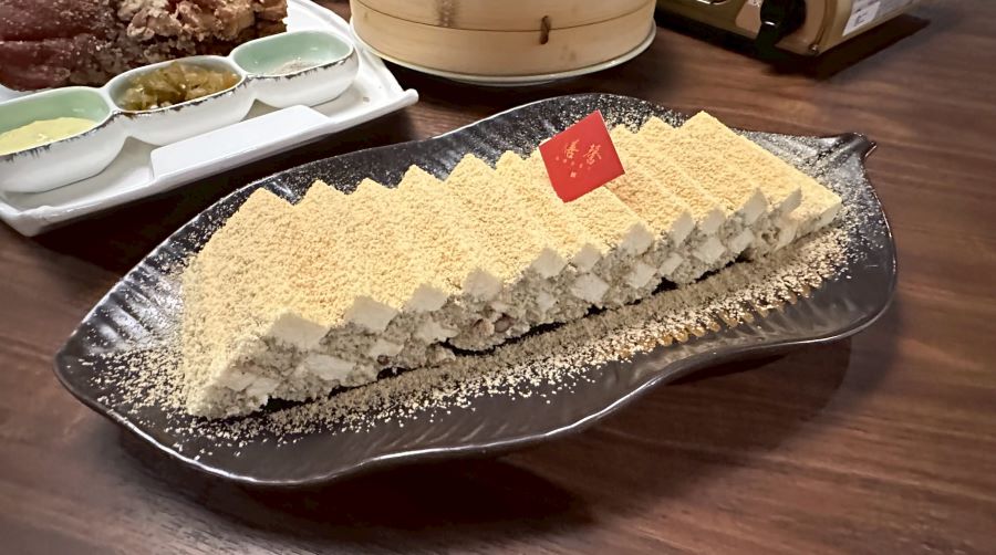 膳馨餐飲集團新推出的「駿馬迎新春,馨享好團圓」桌宴年菜-甜點以麵茶入味,微甜不膩。(圖/記者林均和攝)