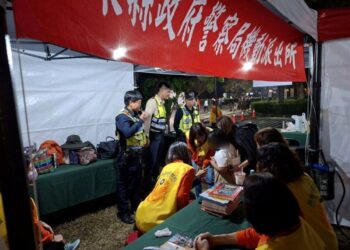 斜坡上藝術節湧入大批人潮　潮州警設置機動派出所即時暖心服務