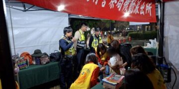 斜坡上藝術節湧入大批人潮　潮州警設置機動派出所即時暖心服務