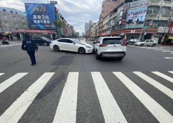 三民區建工路與大豐二路口，二小客車碰撞　二輕傷三民二分局查處