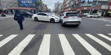 三民區建工路與大豐二路口，二小客車碰撞　二輕傷三民二分局查處