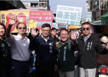 市長初選人賴瑞隆走訪鳳山肉豆公市場！　王瑞德第20次南下陪同掃街