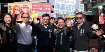 市長初選人賴瑞隆走訪鳳山肉豆公市場！　王瑞德第20次南下陪同掃街