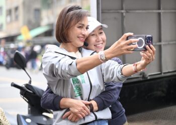 「邱議瑩掃市場被婆媽熱情擁抱！　大方回：拍照摟腰也OK啦」