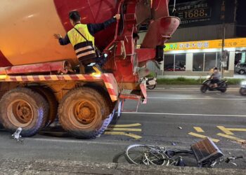 屏東萬丹、捷西路口水泥預拌車碰撞腳踏車女騎士受傷送醫　林園警馳赴處理