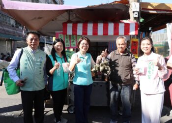 黃秀芳鹿港掃街高人氣 民眾送上肉粽、反應非常熱情