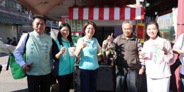黃秀芳鹿港掃街高人氣 民眾送上肉粽、反應非常熱情