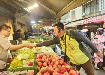 不跑行程跑民意 薛兆基三度走進莒光市場　雨中基層互動成焦點