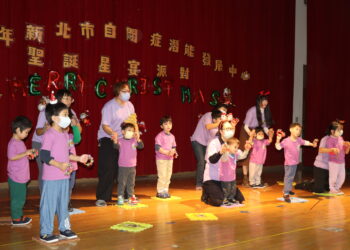 紅衣公公現身三重     星兒「秒起立」接禮物     溫馨星宴融化爸媽心