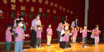 紅衣公公現身三重     星兒「秒起立」接禮物     溫馨星宴融化爸媽心