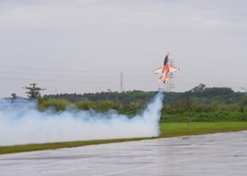 天空開秀！2025屏東航空嘉年華登場　無人機、直升機群飛震撼全台
