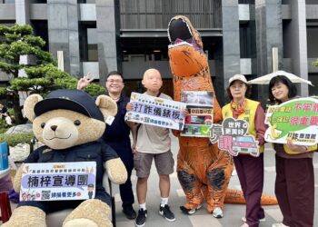 《漫步金田聖誕市集 楠梓警察熊仔出任務》