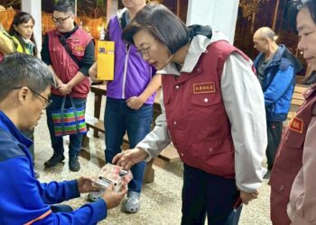 新北市府提前啟動低溫關懷!社會局長李美珍率隊 發放禦寒物資慰問街友