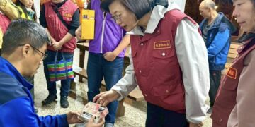 新北市府提前啟動低溫關懷!社會局長李美珍率隊 發放禦寒物資慰問街友