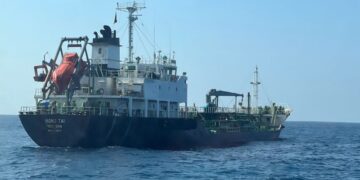 維護海域錨泊秩序　海巡署南部分署與航港局聯手查處滯留船舶