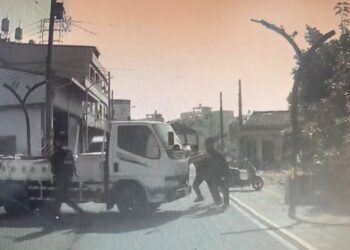 小貨車載重突熄火阻礙交通 高樹警巡邏發現即時排除