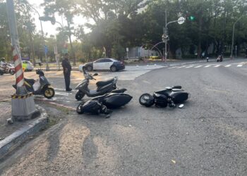 三民區覺民路與禮民路93巷口小貨車滲漏不明液　4機車打滑自摔送醫