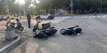 三民區覺民路與禮民路93巷口小貨車滲漏不明液 4機車打滑自摔送醫