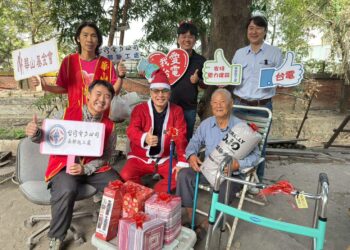 台電員工化身聖誕老人  寒冬送暖助孤老