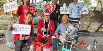 台電員工化身聖誕老人 寒冬送暖助孤老