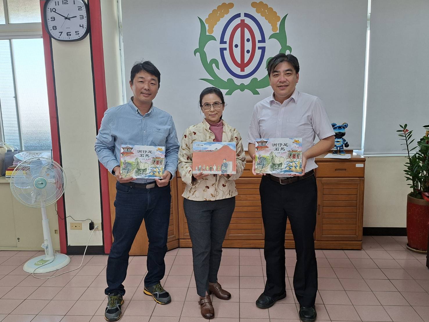 盧昭惠老師於台中市立啟明學校,親赴校長室致贈《洲仔尾石馬》雙視繪本。照片中由左至右分別為:李文煥老師、盧昭惠老師,以及王敬儒校長。