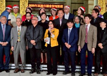 牧師祝禱及陽明國中管樂聲飄揚　議會聖誕樹溫暖點燈