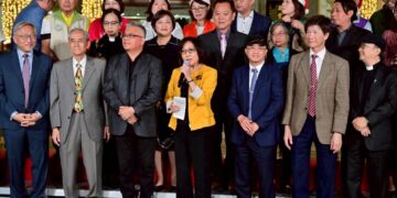 牧師祝禱及陽明國中管樂聲飄揚 議會聖誕樹溫暖點燈