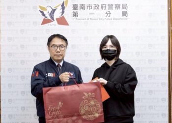 黃偉哲親慰遭斧頭砍傷員警　支持警察安心執勤