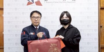 黃偉哲親慰遭斧頭砍傷員警 支持警察安心執勤