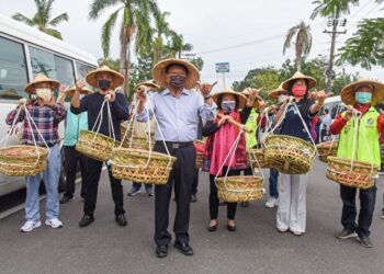 核擔奉飯「挑擔奉飯」 kaiˇdamˊ fun fan