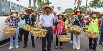 核擔奉飯「挑擔奉飯」 kaiˇdamˊ fun fan