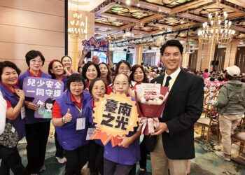 臺南家防榮獲全國績優志工團隊獎　黃偉哲獻花祝賀