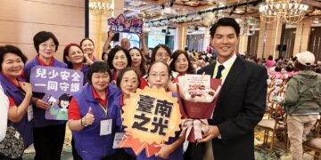 臺南家防榮獲全國績優志工團隊獎　黃偉哲獻花祝賀