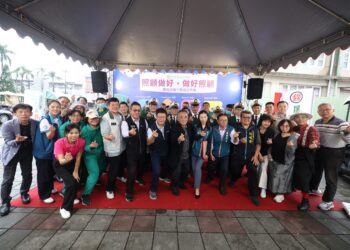 細雨中不減熱情　椰子園「椰誕送暖」走過 13 年　持續把照顧送進社區