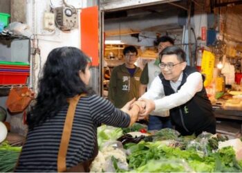 民進黨高雄市長初選人賴瑞隆用最貼近市民方式爭取支持  一天掃3市場聽基層民意　