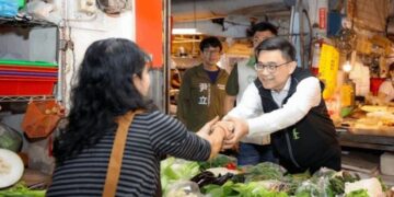 民進黨高雄市長初選人賴瑞隆用最貼近市民方式爭取支持  一天掃3市場聽基層民意　