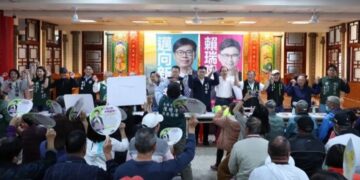 市長初選人賴瑞隆喊高雄隊團結捍衛高雄 邱志偉、李柏毅相挺出席茄萣說明會　
