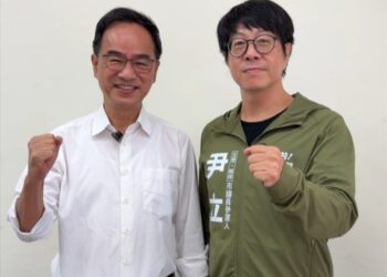 尹立再玩諧音梗　與李昆澤立委合拍「萬有尹立」