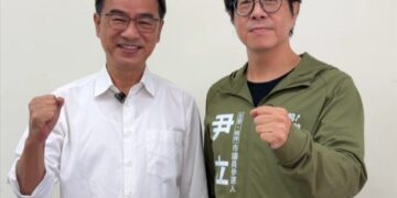 尹立再玩諧音梗　與李昆澤立委合拍「萬有尹立」