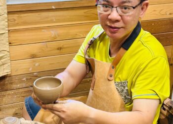 陶藝家張桂維贈教宗良14世陶瓷聖杯 教宗「眼睛為之一亮 仔細鑑賞」