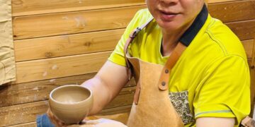 陶藝家張桂維贈教宗良14世陶瓷聖杯 教宗「眼睛為之一亮 仔細鑑賞」