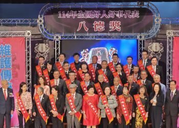 從學生志工到企業慈善家 王正坤醫師行善榮登全國好人好事代表八德獎