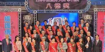 從學生志工到企業慈善家 王正坤醫師行善榮登全國好人好事代表八德獎