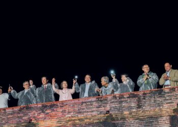 風雨中見證恆春半島首座劇場館啟用　屏東牽手傳唱萬人護城