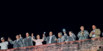 風雨中見證恆春半島首座劇場館啟用 屏東牽手傳唱萬人護城